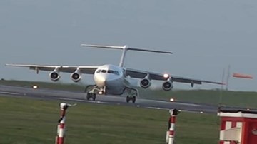 Máy bay chạm bánh xuống đường băng nhưng không thể hạ cánh