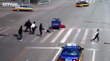 Thót tim xe ba bánh cán người đi đường lẫn chủ xe