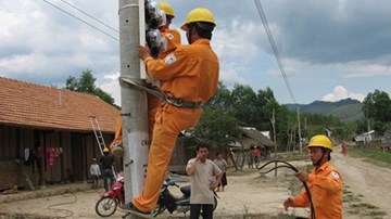 Ngành điện lần đầu sửa điện miễn phí để 