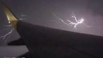 Hành khách thót tim vì sét đánh ngang máy bay