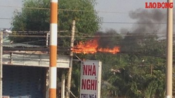 Đường điện 110KV cháy ngùn ngụt ngay quốc lộ, dân tháo chạy