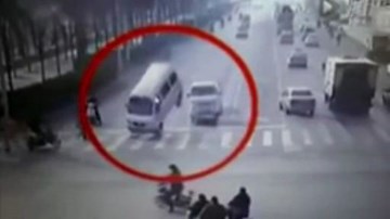 3 xe ô tô đột nhiên bị nhấc bổng trên đường