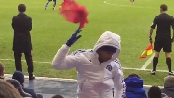 Tức tối, Diego Costa ném áo bib vào lưng Mourinho