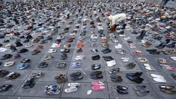 Người Pháp xếp giày biểu tình chống biến đổi khí hậu