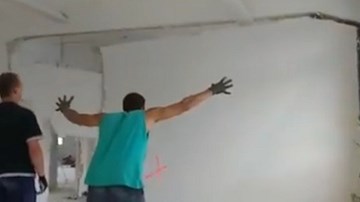 Thất kinh bức tường đổ sập sau… một tiếng hét