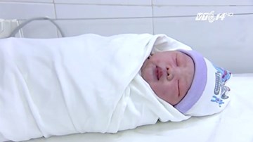 Hy hữu em bé chào đời ngay trên taxi ở Hà Nội