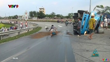 Leo dốc, container lật ngang, tài xế kẹt cứng trong cabin
