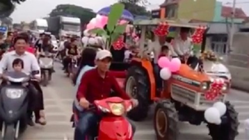 Màn rước dâu bằng máy cày gây náo loạn ở Nghệ An