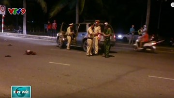 Kinh hoàng ô tô hất tung xe máy lên trời do tài xế...say rượu