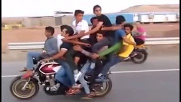 Xe máy chở 10 người bốc đầu trên đường phố