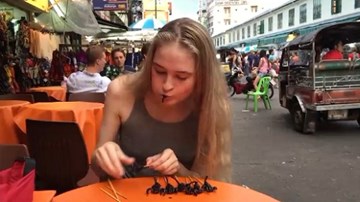 Xem Hoa hậu ăn...10 con bọ cạp trong chưa đầy 2 phút