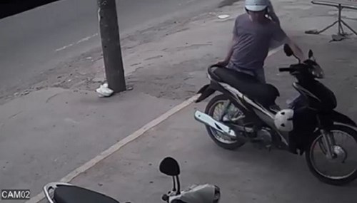 Tên trộm bất lực bỏ đi vì xe máy khóa bánh trước
