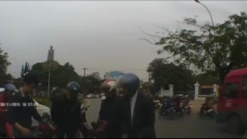 Người đàn ông bị đâm ngã sấp mặt vì cắt mặt ôtô