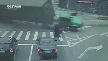 Thanh niên thoát chết thần kỳ khi cả thùng container đổ vào người