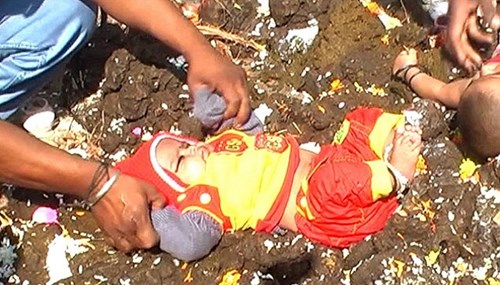 Kỳ lạ nghi lễ cho trẻ sơ sinh lăn trong phân bò để... cầu sức khỏe