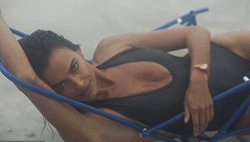 Irina Shayk mặc áo tắm khoét sâu táo bạo bên bờ biển
