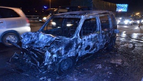 Ô tô cháy dữ dội, cầu Thanh Trì tắc toàn tập