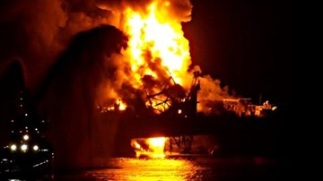 Giàn khoan dầu bốc cháy, 32 công nhân thiệt mạng