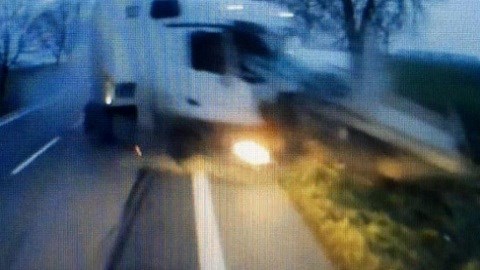 Kinh hoàng xe tải khủng đâm nát vụn xe nhỏ