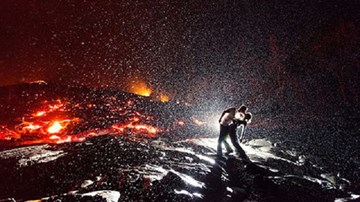 Nóng bỏng nụ hôn của cặp đôi trao nhau trên... đỉnh núi lửa