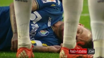 Choáng với cú sút làm 2 cầu thủ nằm sân của Ronaldo