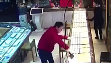 Tên cướp cửa hàng vàng bổ rìu vỡ tủ kính