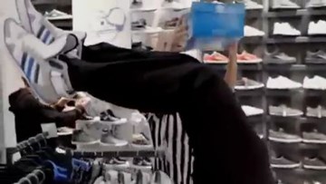 ‘Lác mắt’ với cách làm việc không thể tin nổi trong cửa hàng giày