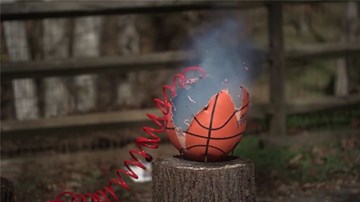Slow motion cho thấy quả bóng rổ nổ cực đẹp khi bơm hơi hết cỡ
