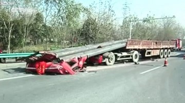 Hy hữu: Xe tải bị sập cabin đè chết tài xế