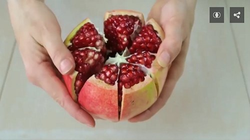 Mách bạn 3 mẹo tách hạt lựu siêu dễ