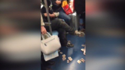 Ăn mày xòe tiền ngồi...đếm như đại gia trên tàu điện ngầm