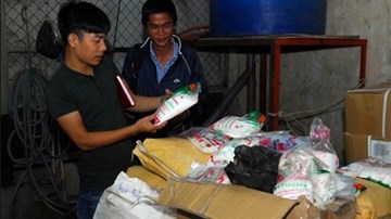 Bắt giữ hơn 5 tấn đường hóa học giả nhãn hiệu Trung Quốc