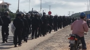 Dân chặn ngang quốc lộ 1A, hàng trăm cảnh sát cơ động có mặt