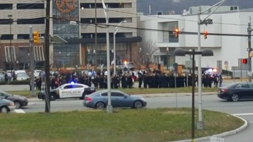 Hàng loạt trung tâm mua sắm ở Mỹ phải sơ tán vì đe dọa đánh bom