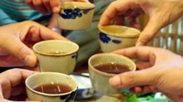 Uống rượu pha methanol, 19 người Campuchia thiệt mạng