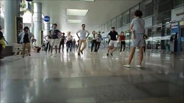 Chàng trai bí mật cầu hôn bạn gái tại sân bay Đà Nẵng