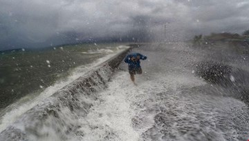 Bão Melor đang tàn phá miền Trung Philippines