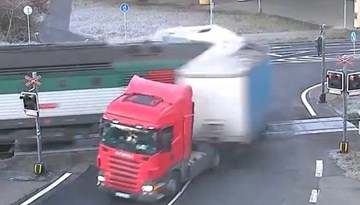 Tài xế may mắn thoát chết khi đoàn tàu đâm tách đôi xe đầu kéo