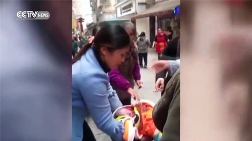 Người đi đường đỡ đẻ cho bà bầu ngay trên phố đông đúc