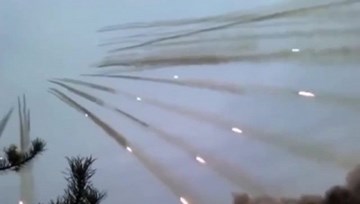 Choáng cảnh phóng hàng loạt rocket sáng rực trời