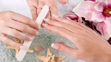 Mẹo hay chăm sóc móng tay chắc khỏe và sáng bóng
