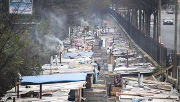 Khu ổ chuột nằm giữa 