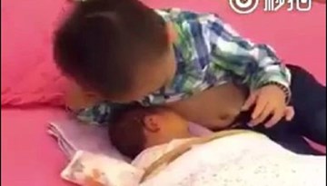 Anh trai cho em bé bú ti thật ngộ nghĩnh