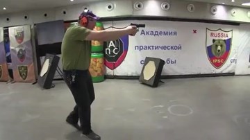 Phó thủ tướng Nga trổ tài bắn 2 tay 2 súng