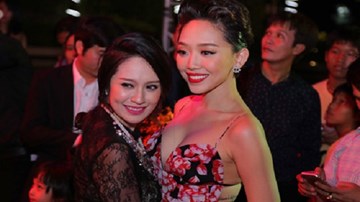 Tóc Tiên mặc đầm khoét sâu gợi cảm đi ra mắt phim điện ảnh đầu tay