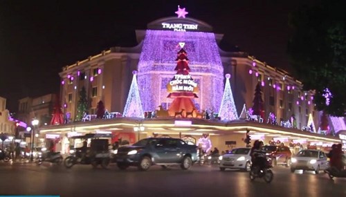 Giới trẻ xuống đường, phố phường ngập màu Giáng sinh