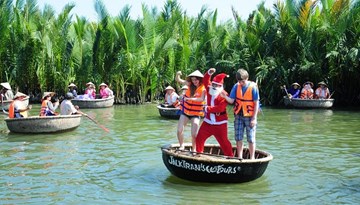 Ông già Noel nhảy Gangnam Style trên thuyền thúng