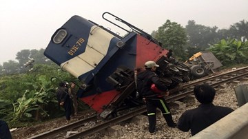 Tàu hỏa văng xa đường ray sau cú húc ô tô chở đá