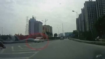 Ô tô quay đầu, đi ngược chiều trên cao tốc Pháp Vân - Cầu Giẽ