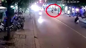 Clip dàn dựng trộm xe máy cực kỳ tinh vi của 5 đạo tặc